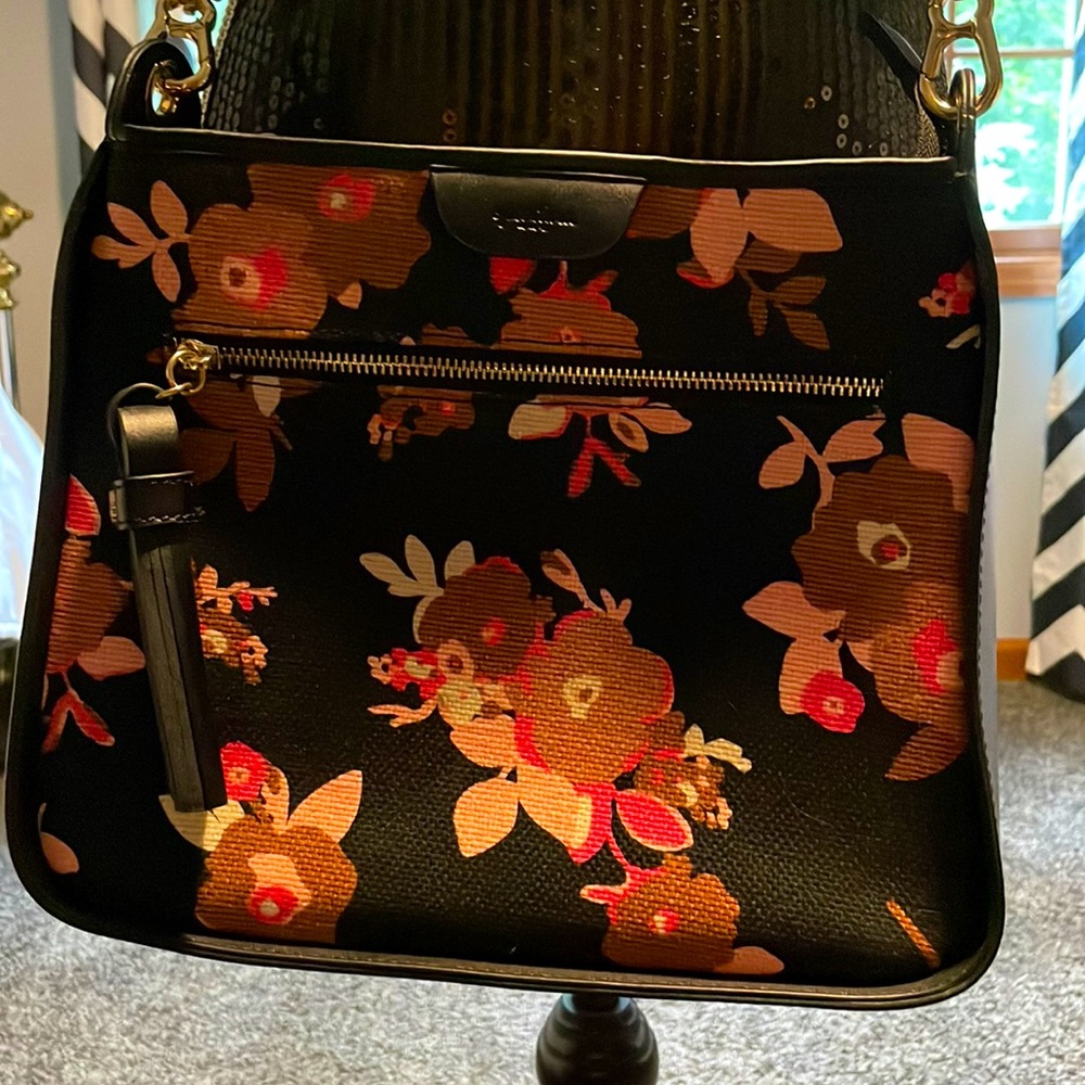 Beautiful Spartina cross body zip top bag. Used once.